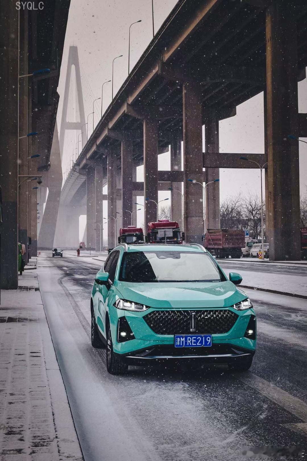 天津下雪我与汽车的日常初雪纷飞，想起了23年1月在海河大桥下千间宿舍公交站拍的