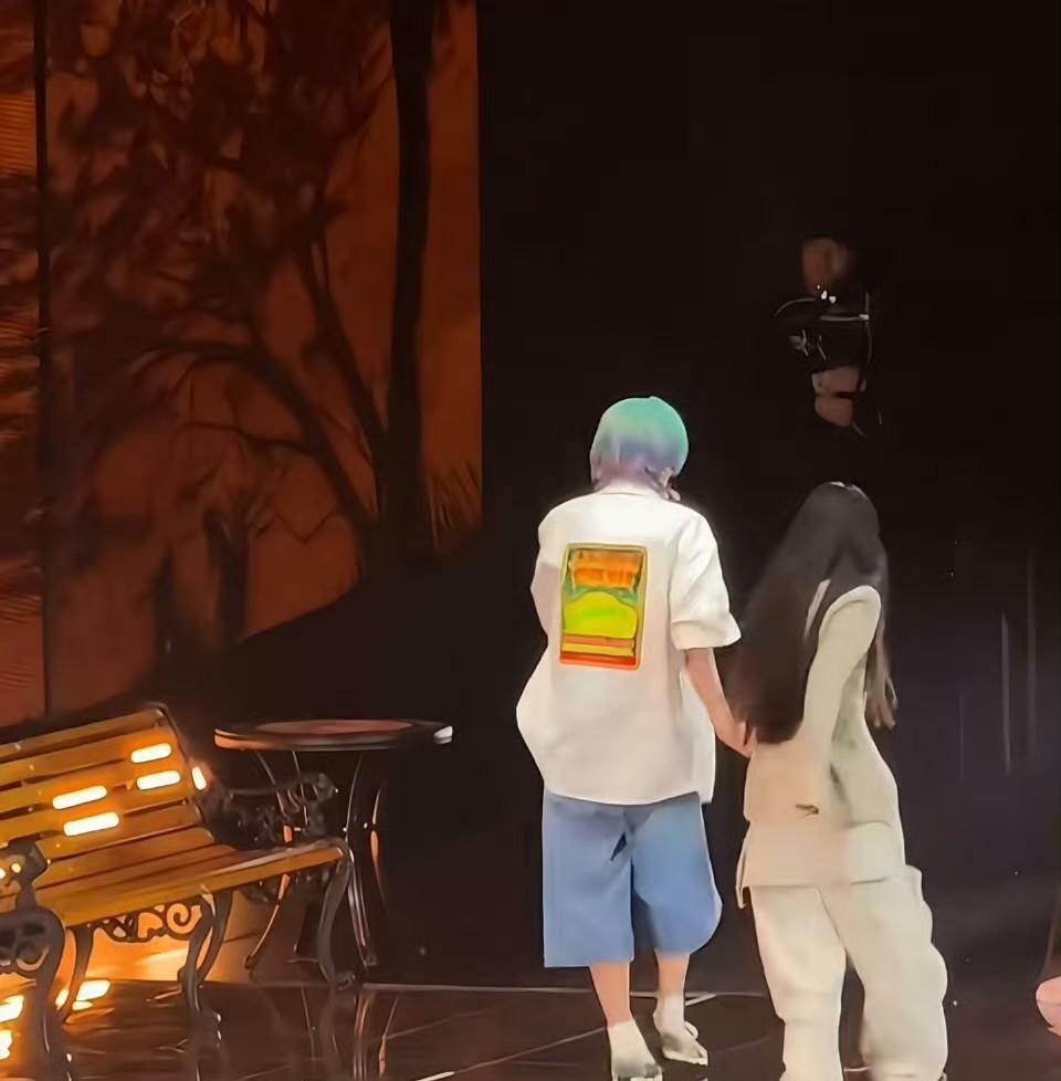 关晓彤估计后槽牙都咬碎了鹿晗演唱会牵起了粉丝的手，还边唱情歌，她没有想到鹿晗会