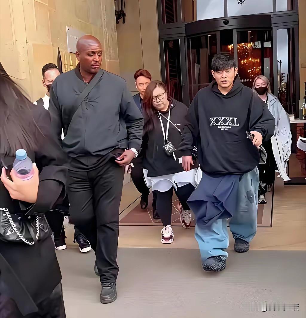 真的是有钱任性，据说周董这一身价格不菲，而且还穿出了与众不同的感觉，看来还