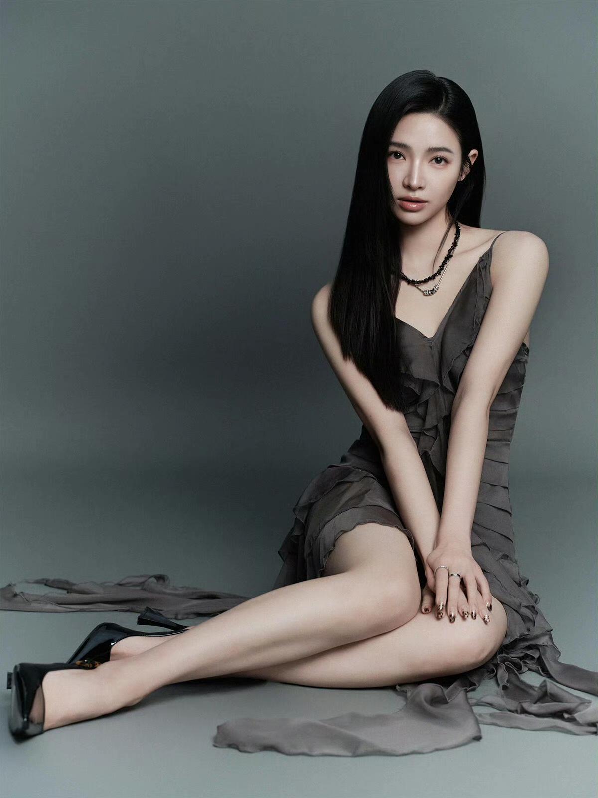 优雅黑裙，气质满分，尽显女性魅力！