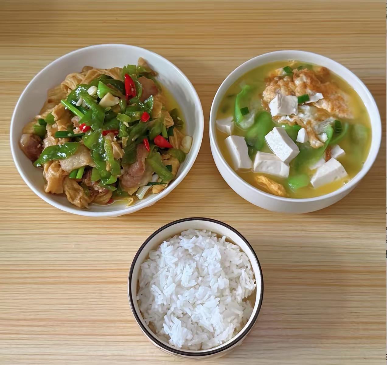 最近，终于自己做饭之后，我才深切体会到，即便是在一线城市中心，生活的成本有多低。