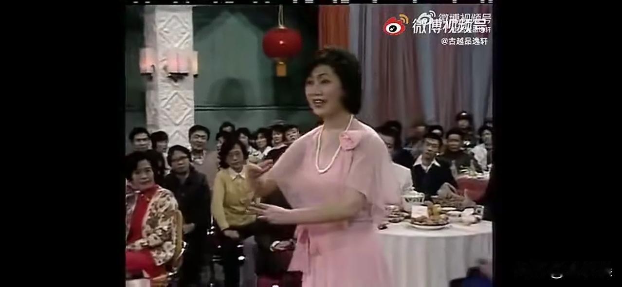 马兰1984年的舞台形象，那时22岁的她唱功、身姿、神态真是独一无二，光彩照人。