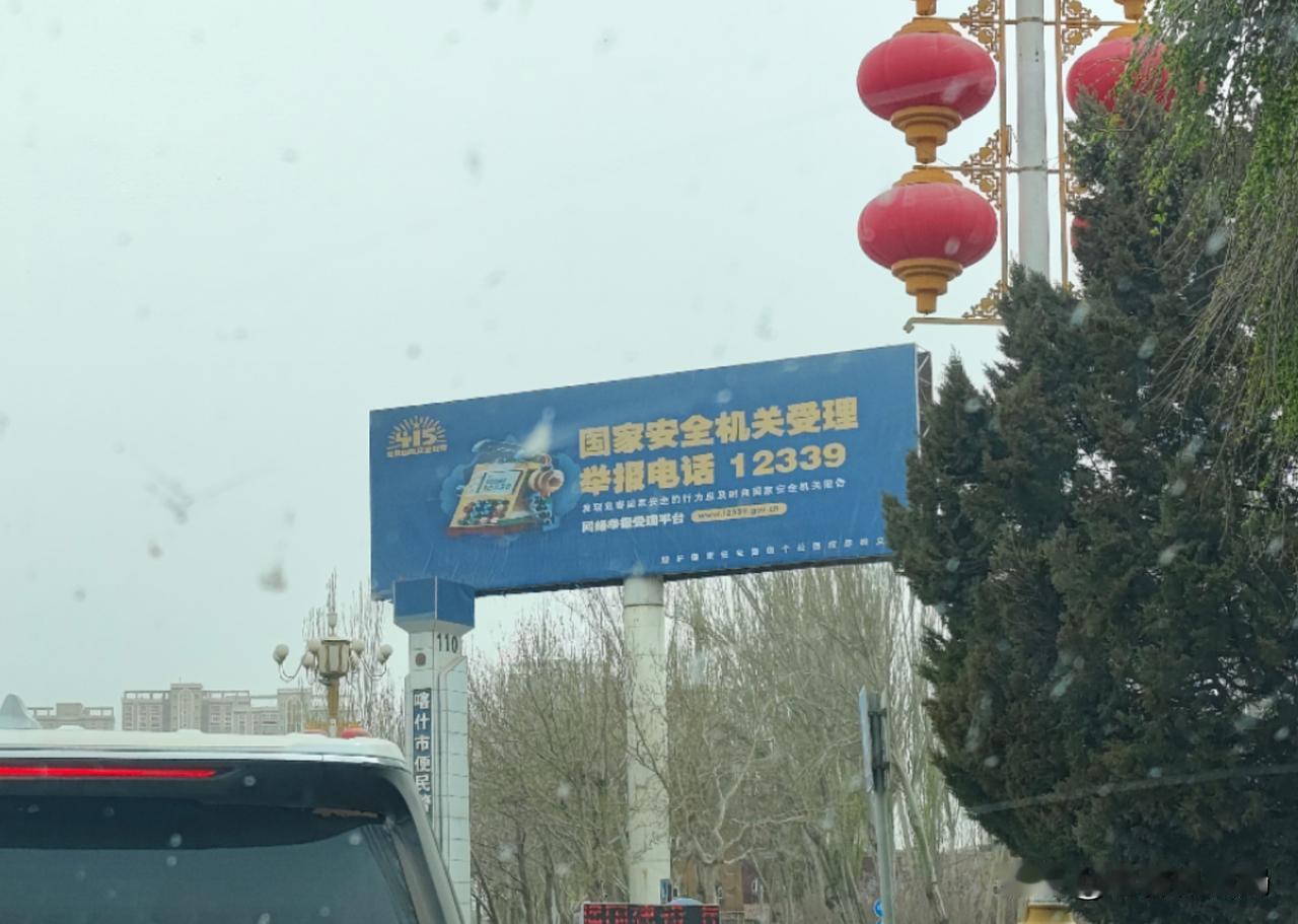 这种广告牌出现的地方，全国也就一个了，大家猜猜是哪里。提示一下：这里的医院主要业