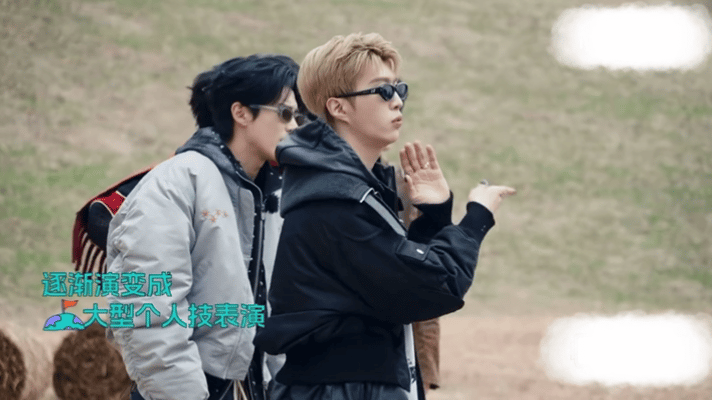 刘耀文夸范丞丞花手摇得专业刘耀文被范丞丞摇花手惊艳了宇宙闪烁请注意原来上车舞是大