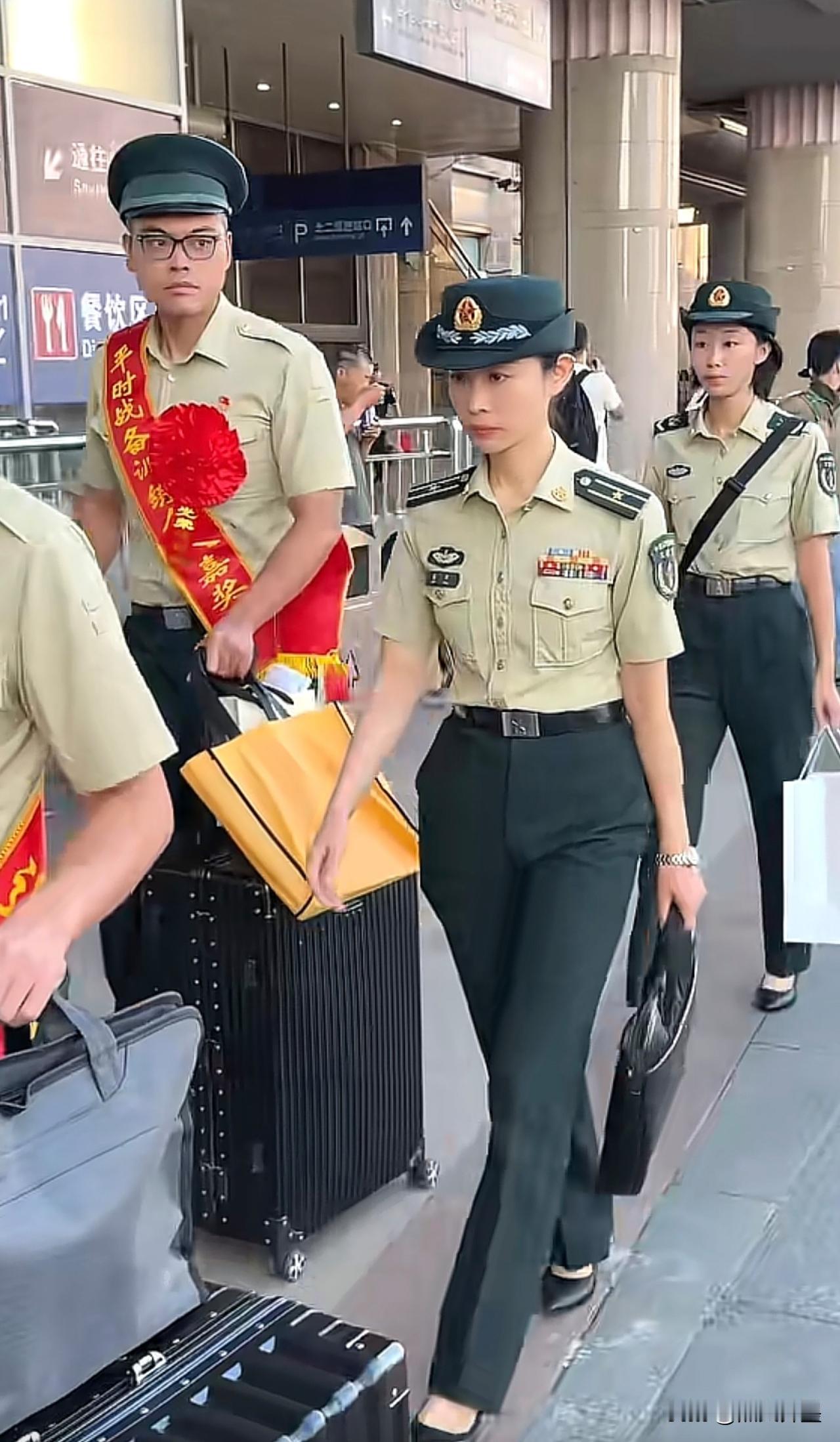 这军装短袖颜色很特别：少见好像不是陆海空的夏常服，这属于哪个军种？少校（两杠