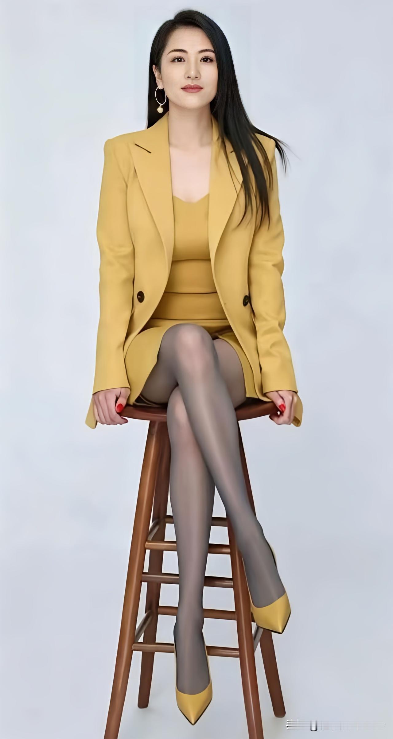 优雅职场风，黄色西装搭配高跟鞋，自信满满