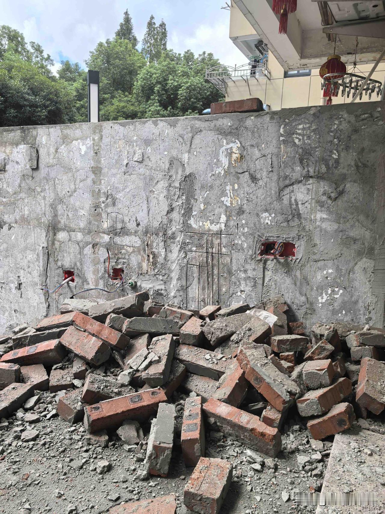 墙被邻居推了😭😭😭邻居空调外机装过界了，我们协商让他移机，钱我们出，结果