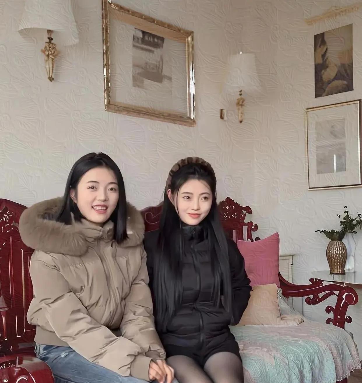 如果是你相亲，这两个小姐姐你会选择哪一个哦？我感觉穿咖啡色衣服是非常可以
