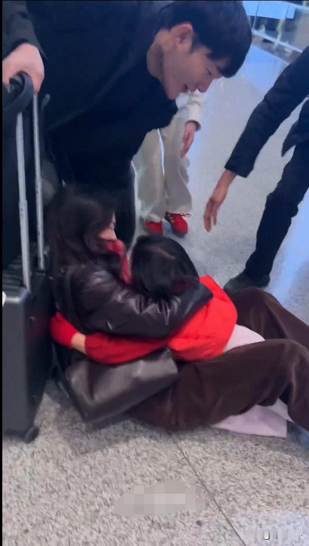 朱珠女儿飞奔扑向妈咪，母子情深的画面太温馨了[吐舌头眯眼睛笑][吐舌头眯眼睛笑][吐舌头眯眼睛笑]只