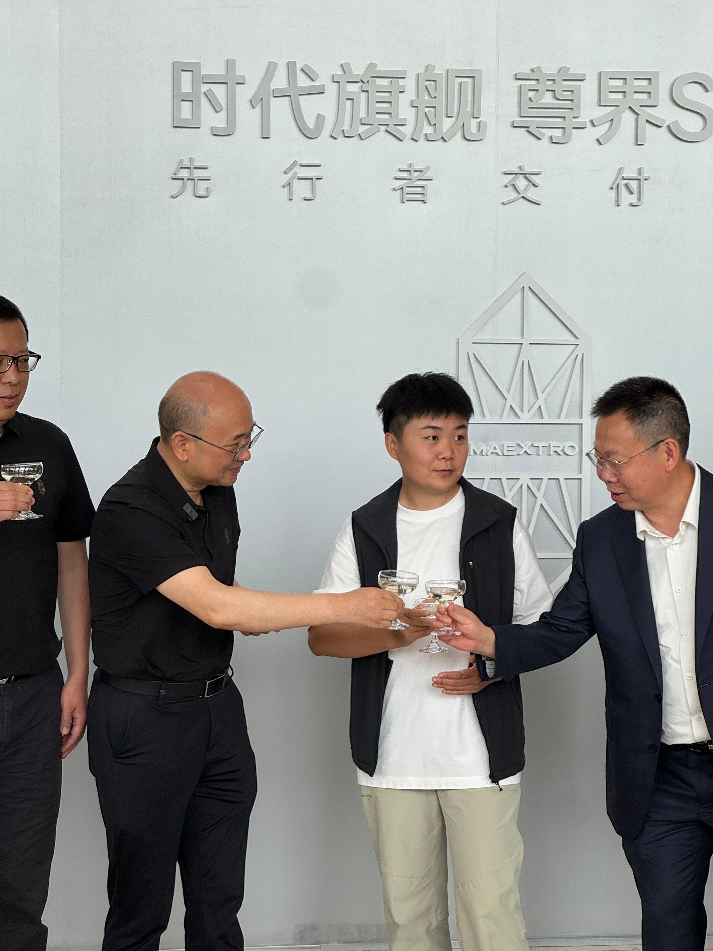 尊界S800开启先行者交付用心了，交车就像来参加高端派对，先行者们这么快就能体验