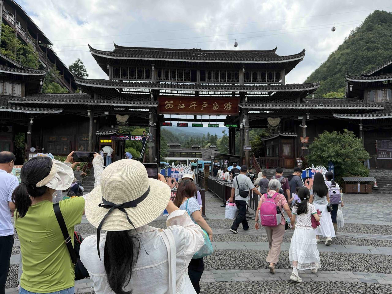 今天上午，我们西安贵州旅游团，来到贵州雷山县的西江千户苗寨参观游玩。西江千户苗