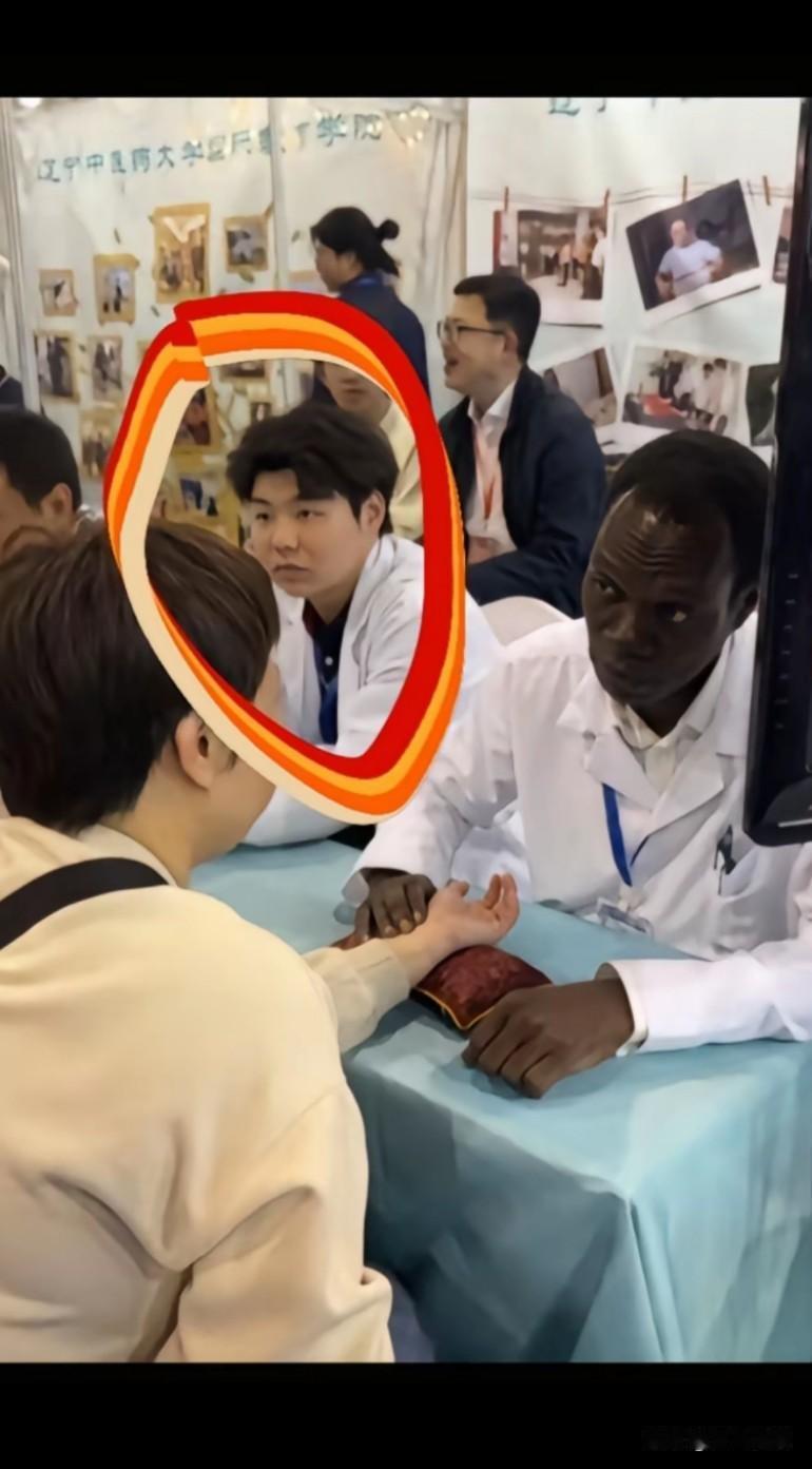 以后看中医也得看洋大夫了，服了现在中医都是酱油色的了，洋大夫：我的优势，就是你的
