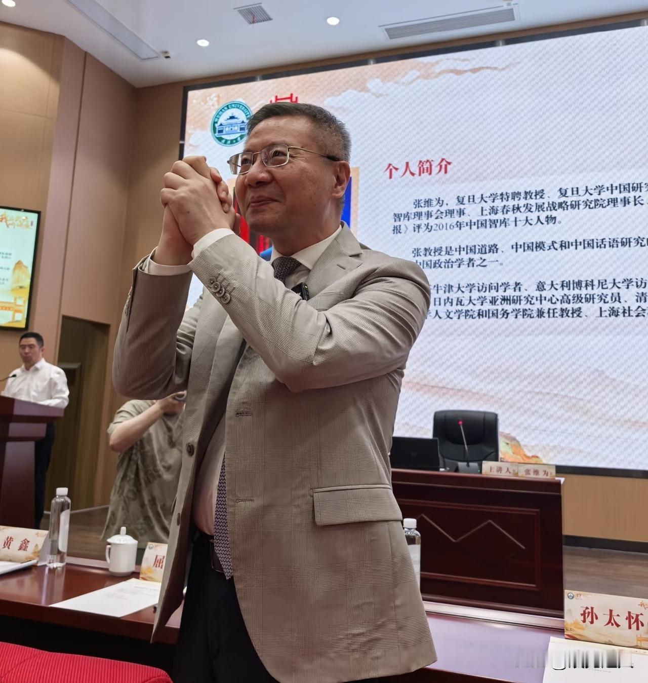 最近这几天，北大教授张丹丹的热度确实高，甚至有人开玩笑说，她这波风头盖过了复旦的