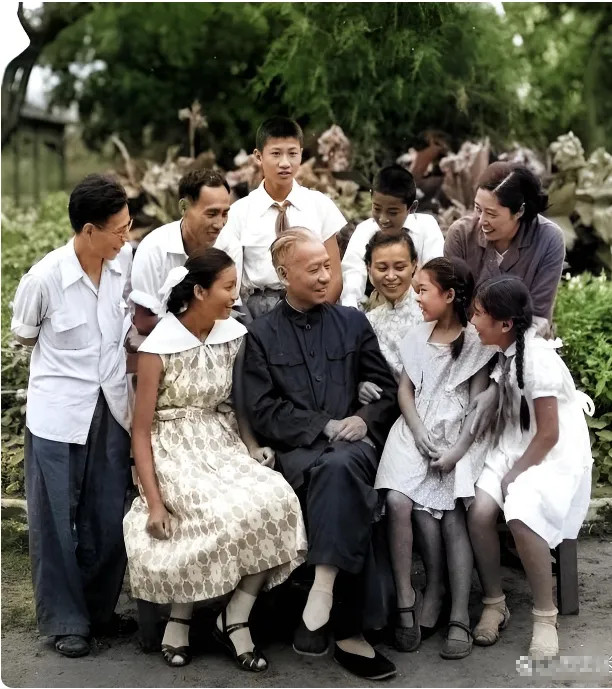 60年代，刘少奇一张珍贵全家福，照片中八名子女围绕在他身边，看起来非常的幸福，妻