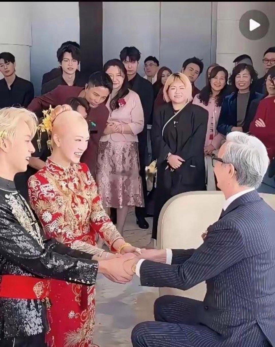 应该不止我一个人会看成光头新娘吧
