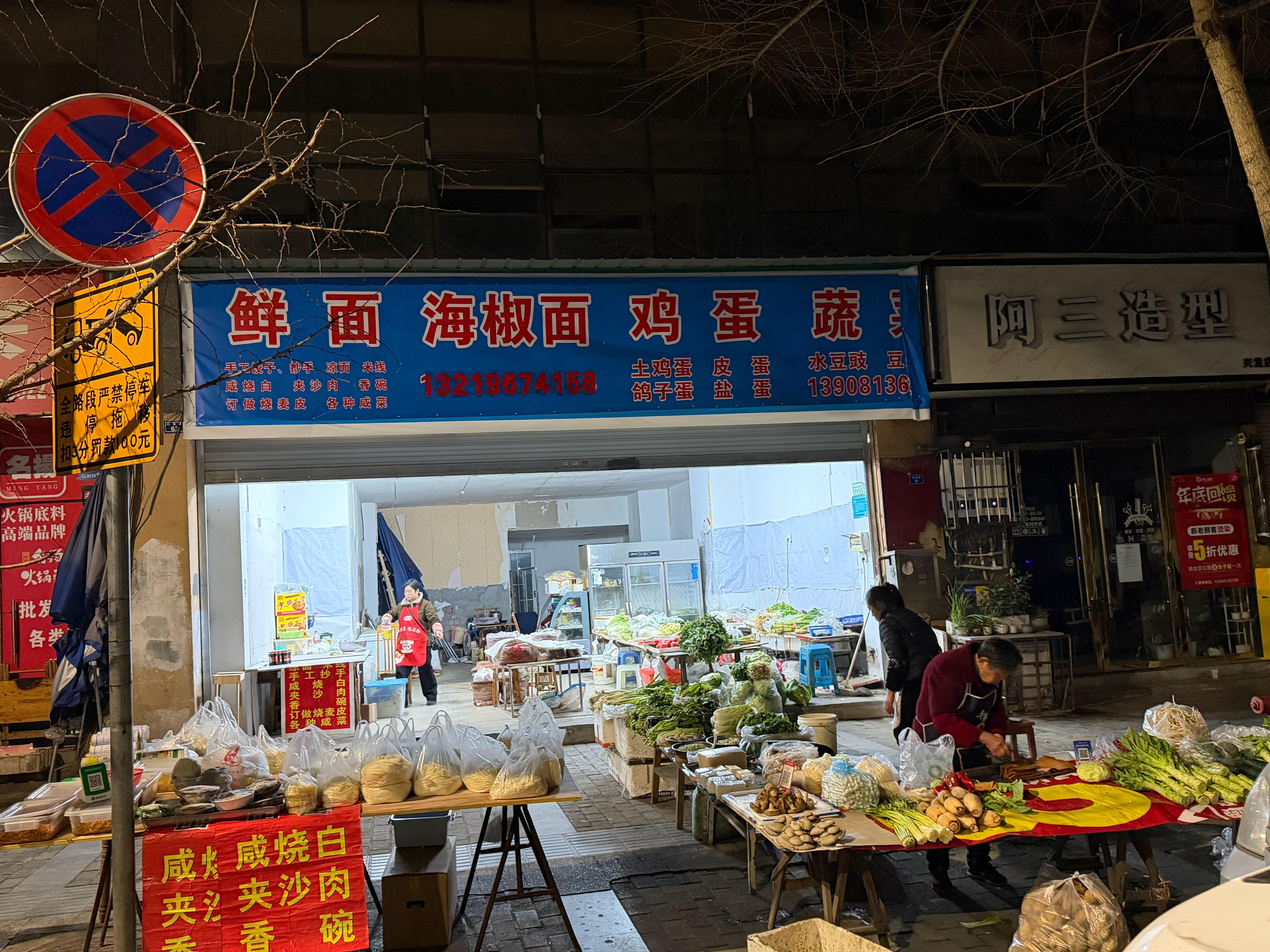 每次路过川渝的小店，都感觉很有生命力，一个不大的小店，没有全家和711那么规