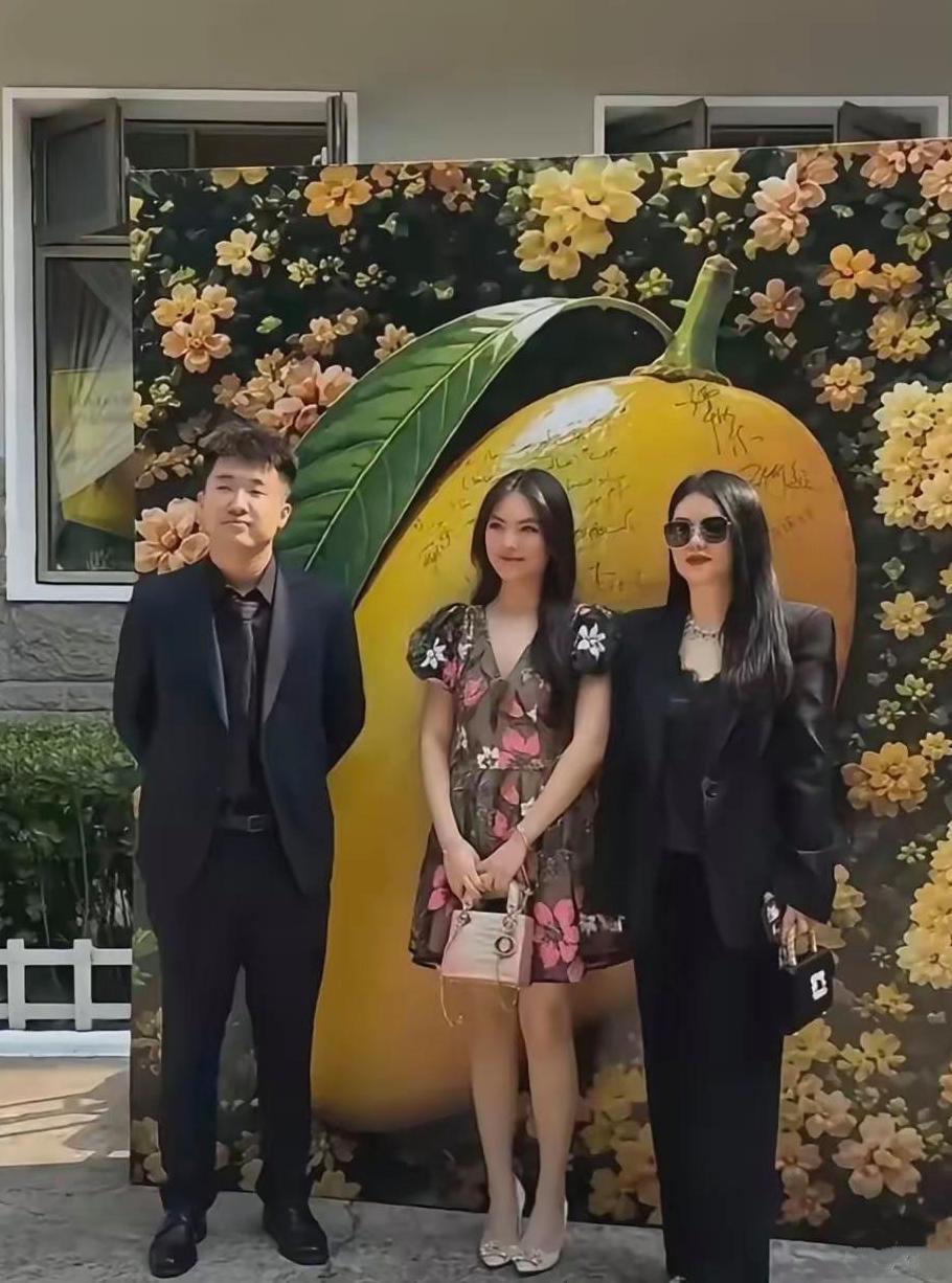 镜头中的王诗龄身穿花色连衣裙，手提淡粉色小包，发如黑瀑，睛若点漆，华如桃李，肌肤