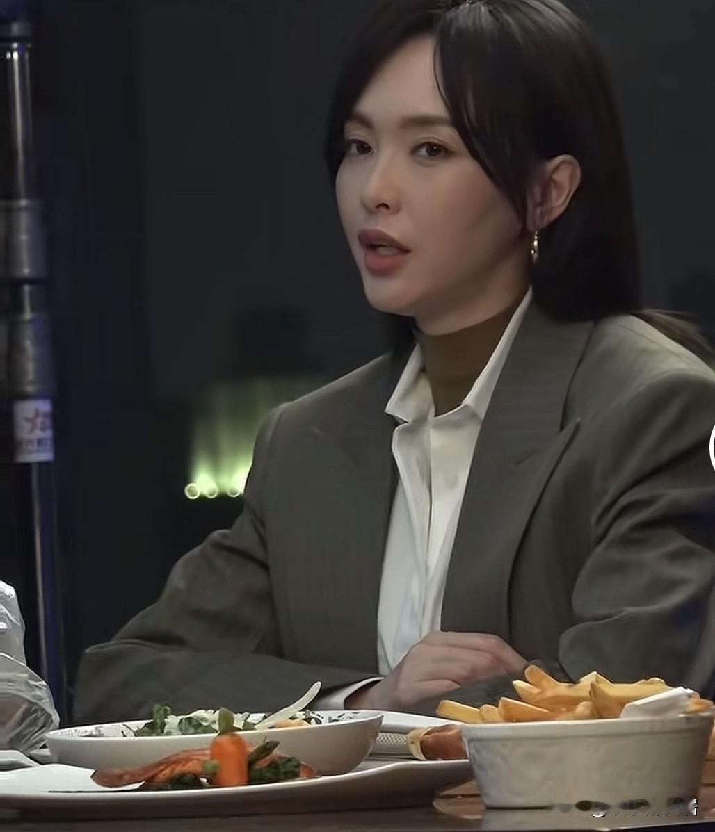 别告诉我这是唐嫣她怎么也断崖式衰老了？感觉脸上的皱纹能把蚊子夹死前几天去参