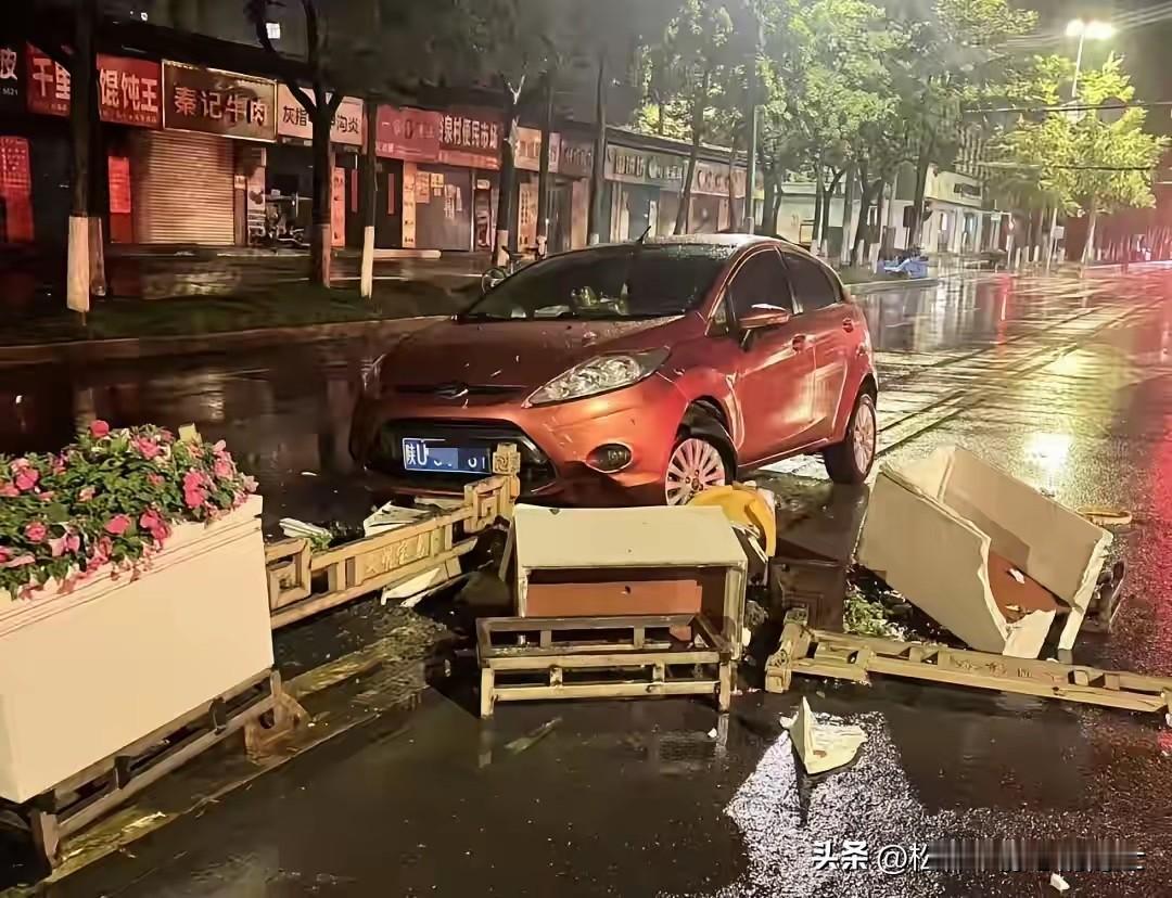 陕西宝鸡，车主张先生驾车时不小心撞坏道路防护栏，赔偿时发现清单离谱得吓人。成本几