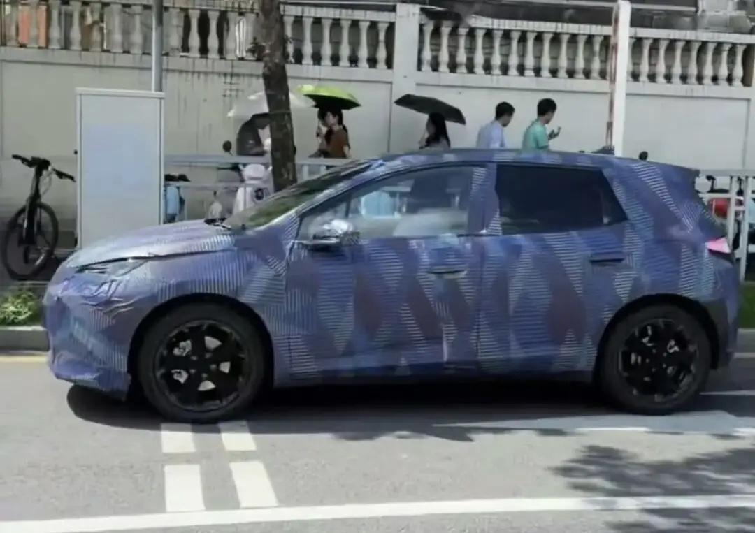 疑似比亚迪全新海豚测试车谍照曝光，采用全新的外观设计，或将变成标准两厢车风格。从