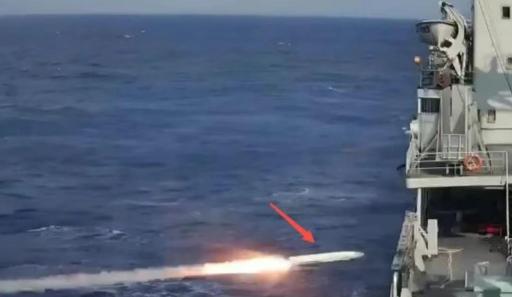 终于官宣了，鹰击-18的超音速弹头命中靶舰，威力巨大！军迷们最近都炸锅了，人民