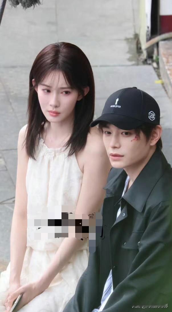 丁禹兮孟子义《爱在无尽夏》同框路透流出，不少人讨论二人的CP氛围。这套中年现偶组