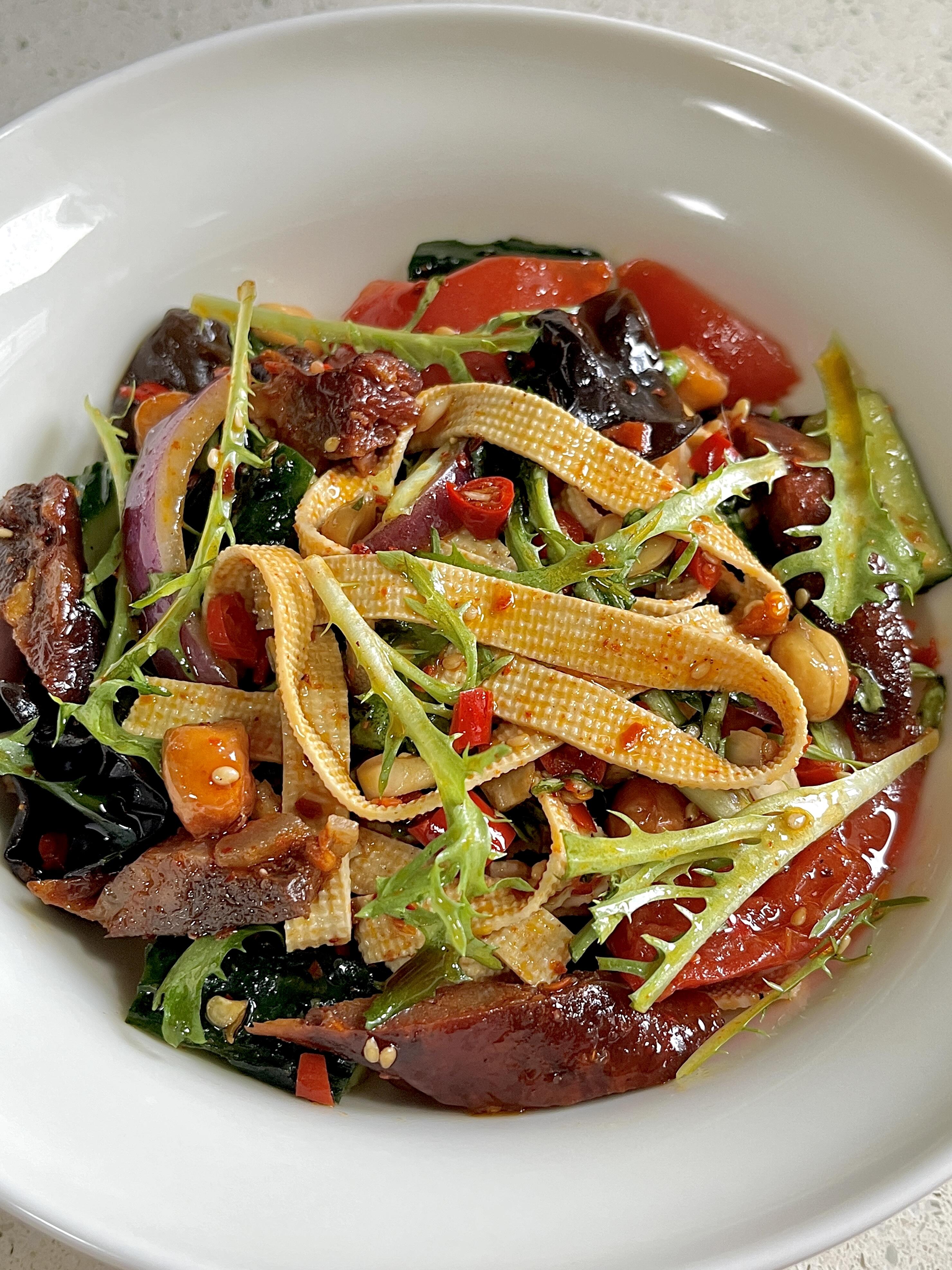 这道万能大拌菜！加了香肠巨饱腹，清爽不腻还能当主食宝子们！谁懂啊😭挖到一