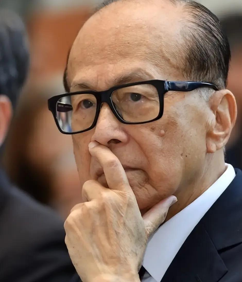 关于李嘉诚的两件陈年旧事：第一，当年李嘉诚旗下的公司曾垄控制深圳梧桐山隧道经