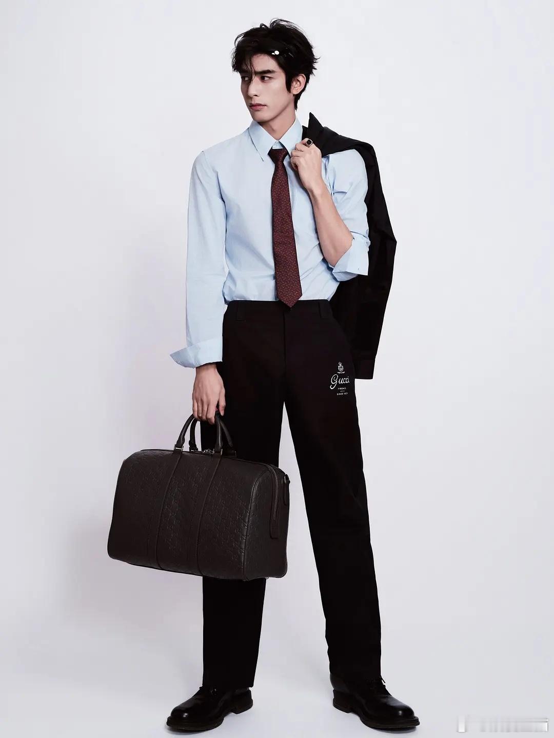 为什么张凌赫的照片老是一种死白的质感，但宋威龙的照片就很正常