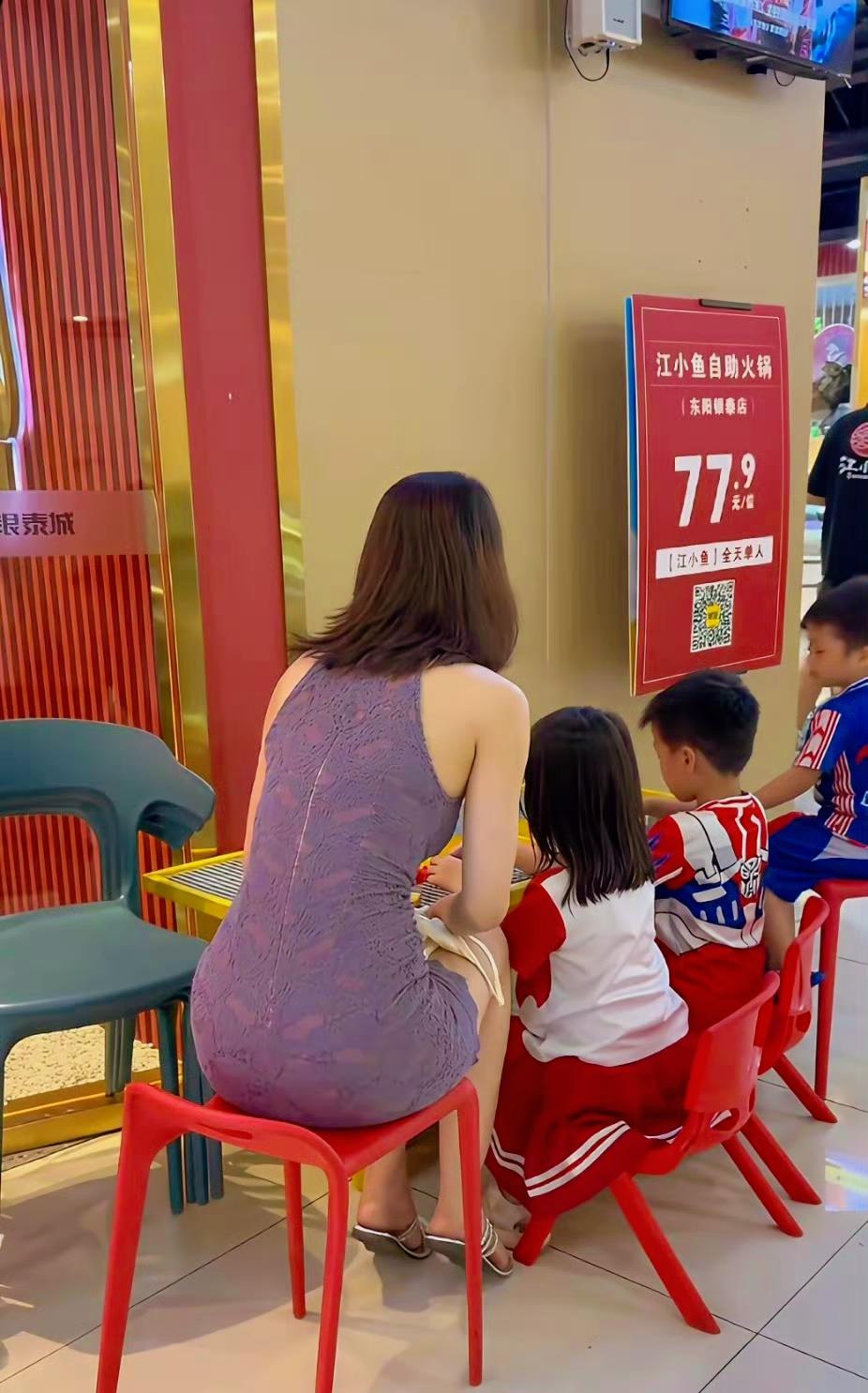 一个人照看好几个孩子还是挺辛苦的！​​​