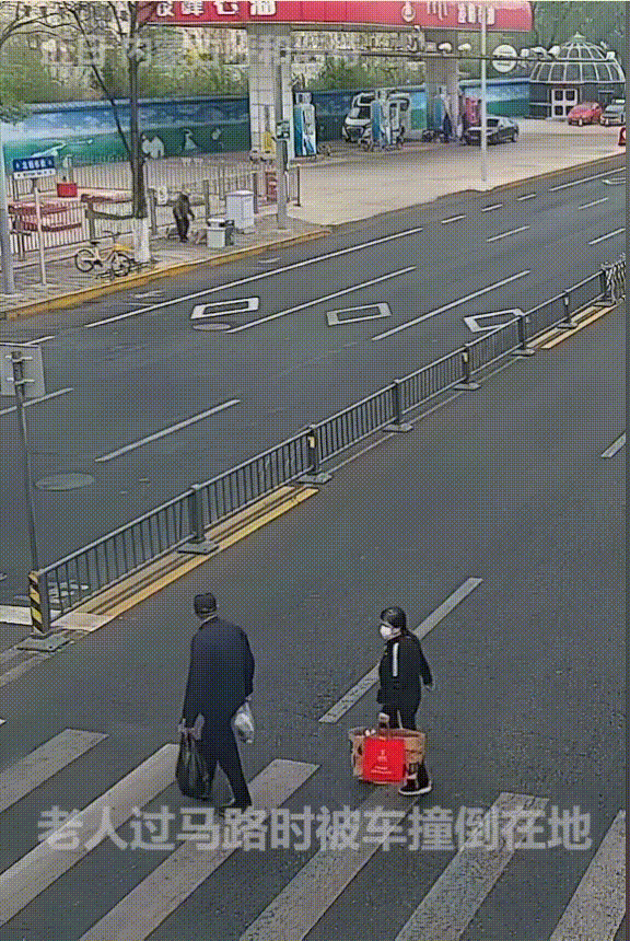 “王海涛，全国人民都认识你了！”近日，内蒙古呼和浩特，一老人提着刚买好的商品过斑
