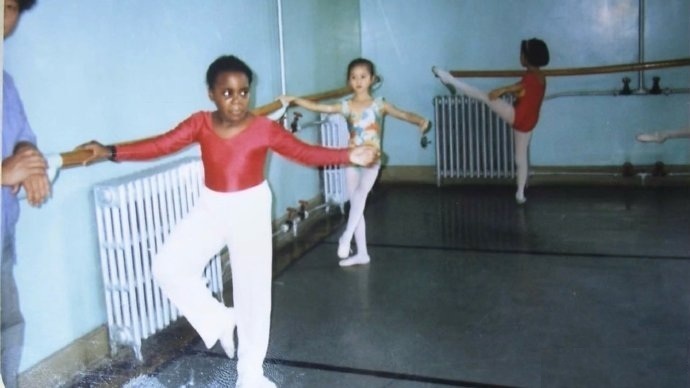 刘诗诗小时候学舞蹈的照片，优雅的身姿像骄傲的白天鹅​​​