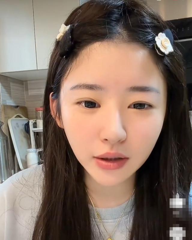 网友问黄一鸣：“如果王思聪落魄了，你和闪闪会养他吗？”黄一鸣一看，笑着说：“他如