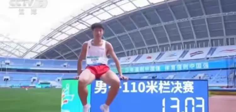 这个湖南伢子值得记住他的名字:刘铭轩。一个16岁的湖南长郡中学初三的中学生。每天