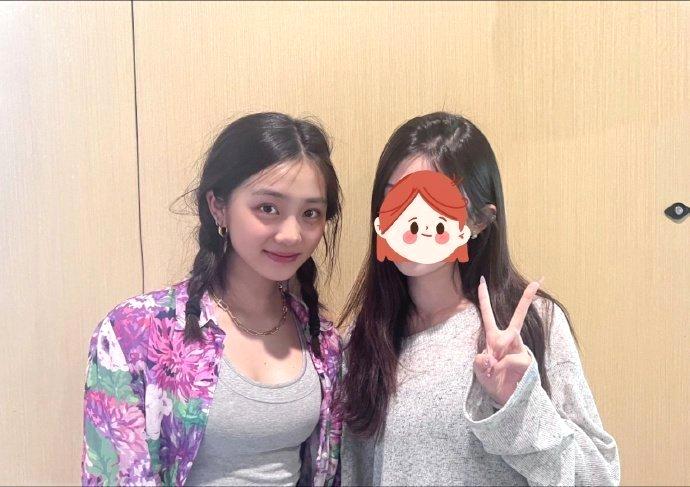 黄磊的两个女儿长的差距真大，可以说天壤之别。黄磊同妻子孙莉结婚后生下了两个女