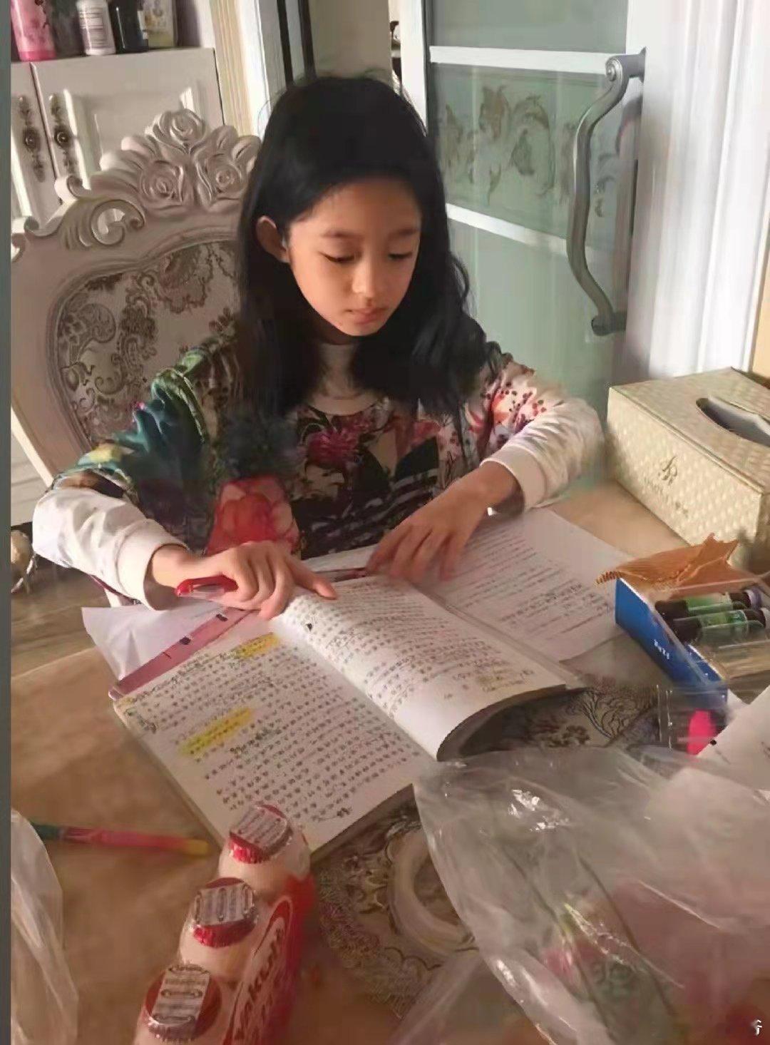 原来黄杨钿甜小时候也会努力学习！​​​