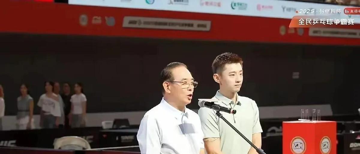 张继科杯开幕现场冷清得吓人！蔡振华、郝帅撑场，球迷急问樊振东在哪，他一句“30岁