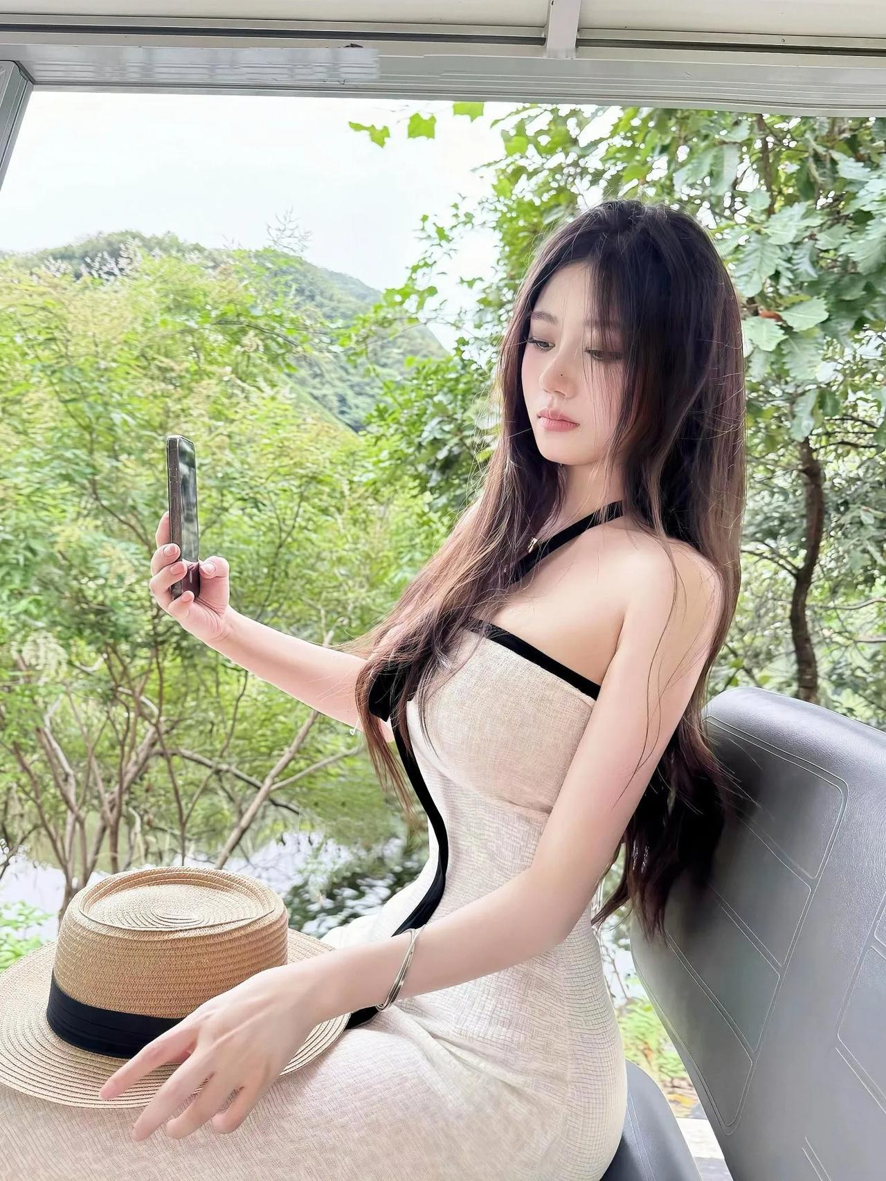 上联：素裙曳地，佳人凝睇青山外下联：长发垂肩，倩影悠然翠色中对联对对联飞花