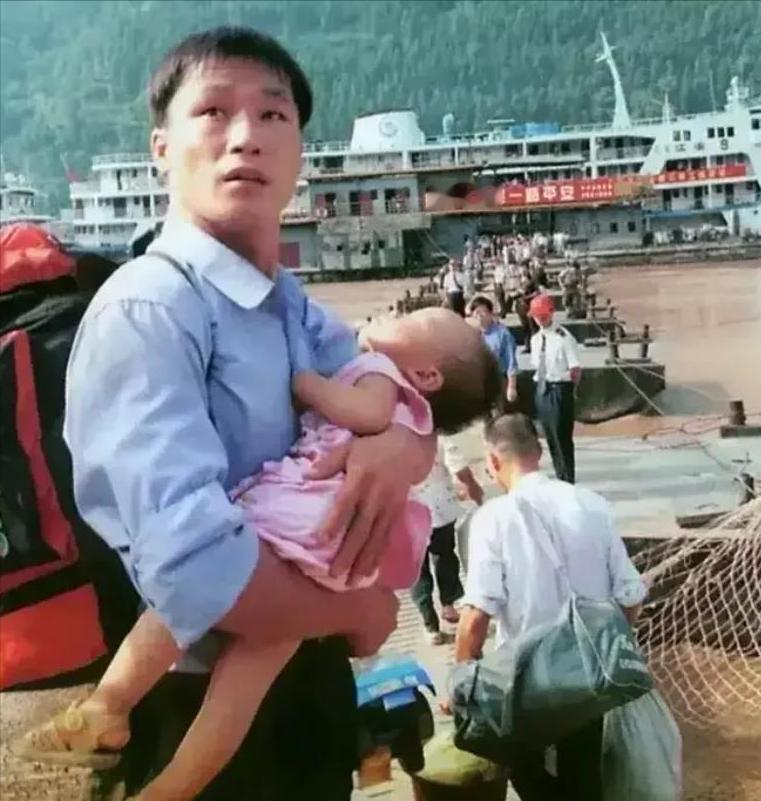 1993年后，三峡100多万人迁移，当时有山东、上海、广东、江西等11个省给她们