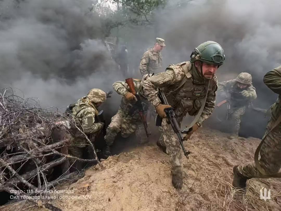 苏梅方向，俄军有5万兵力，是乌军三倍数量。俄军上百门重炮火箭炮排开，乌军增援上来