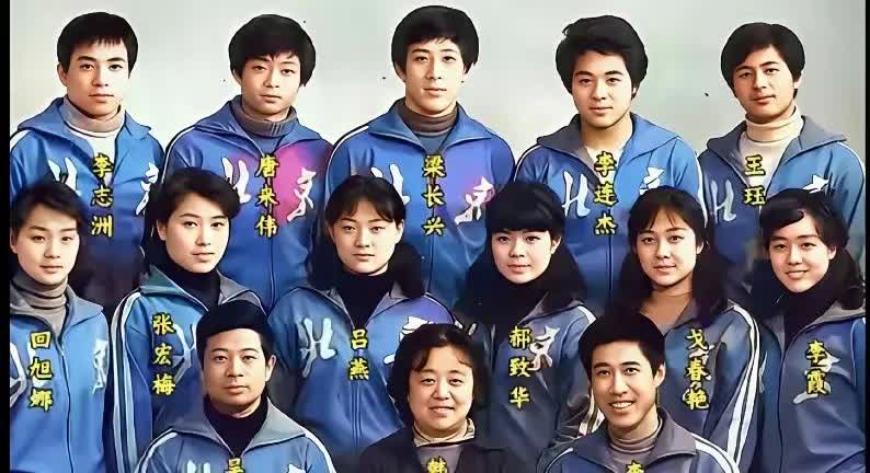 李连杰和黄秋燕早期生图，李连杰发量爆棚，发型是当时流行的美国河东披头士发型，即使