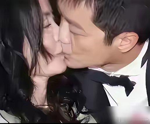 2007年慈善晚宴，36岁的李亚鹏一把搂过38岁的王菲，当众亲了上去。台下快门声