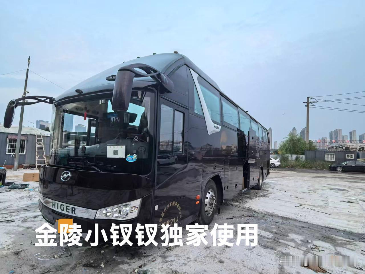 坐着大巴去旅行！我虽然退休好几年了，但由于家务缠身身不由己，目前还做不到说走