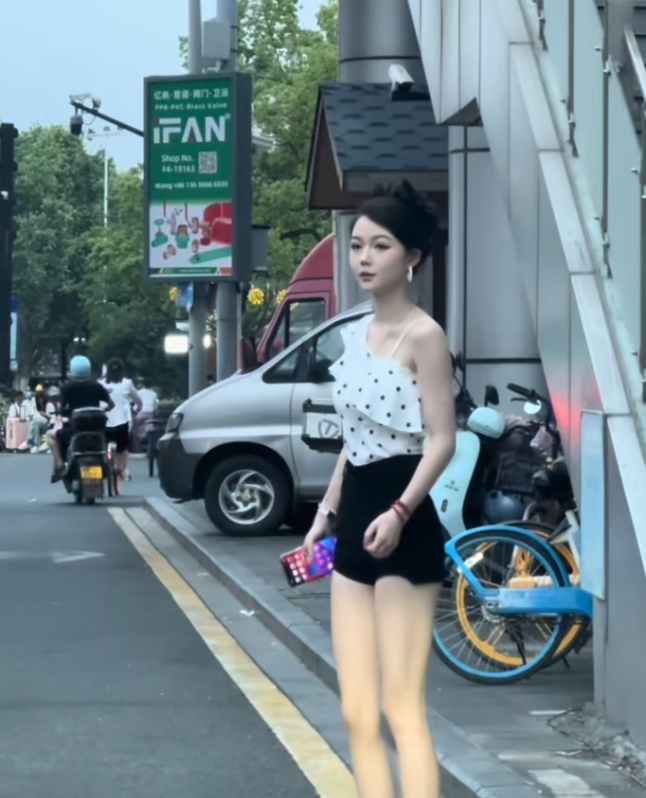 看把这小伙迷得，这是对视上了吗？