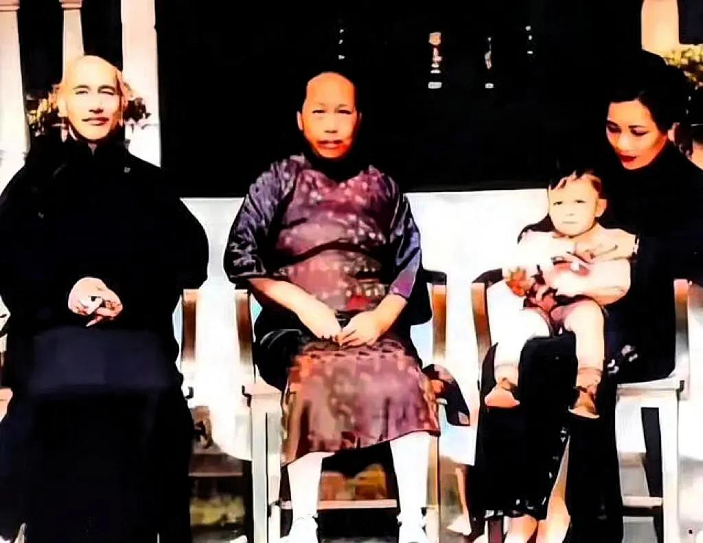 1937年深秋，蒋介石携宋美龄回乡探亲时，应家族要求拍摄了这张合影，从左到右分别