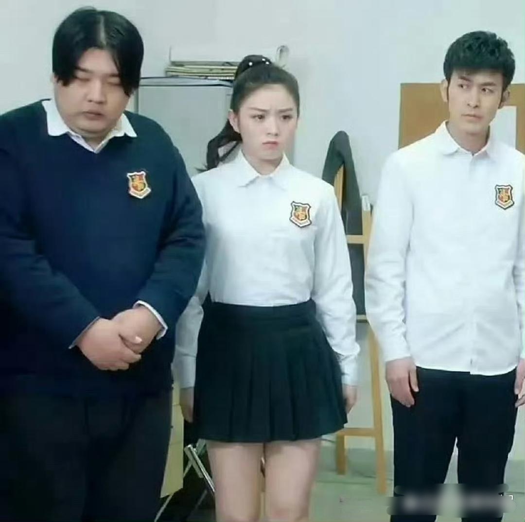 早期的田曦薇，差点没认出来，刘海更有辨识度。不过这样也很可爱啊！