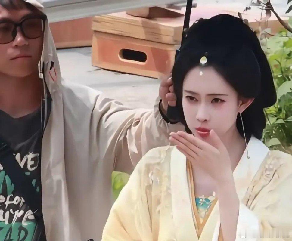 很明显感受到资本力捧和白手起家的区别了。同样都是🐧破三万的大女主，待遇却天差地