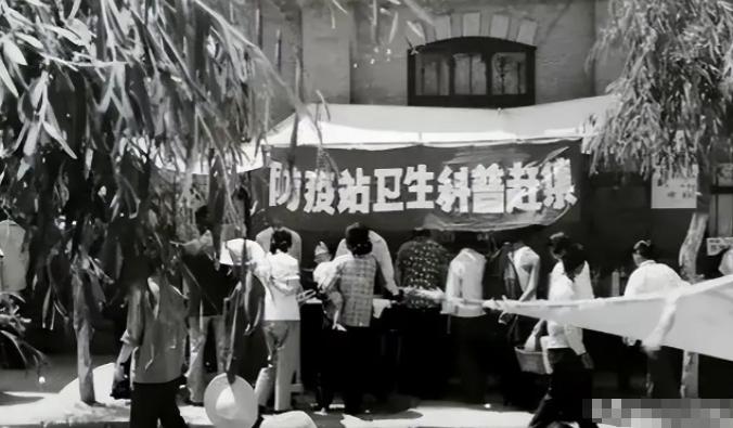 1974年，南京一位女护士在防疫站遇害，之后，警方在她的体内取出了几根黄而泛白的