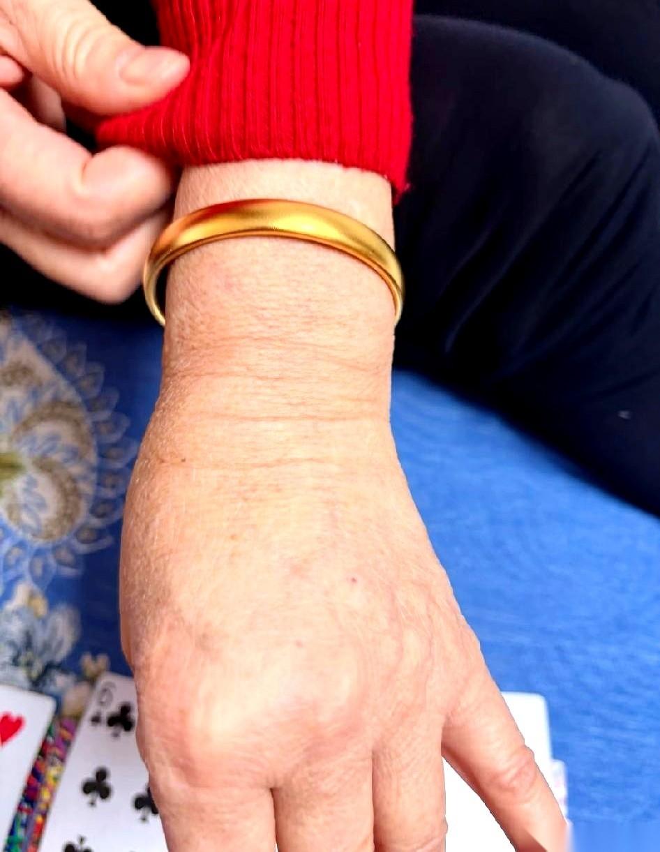 老妈六十大寿的酒席还没散场，我指着她手腕上那只刚花三万多买的22克大金镯子，隔着