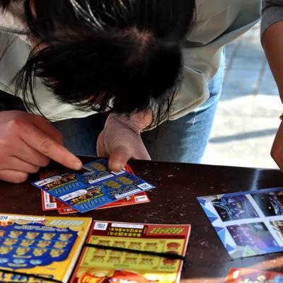 一男子为了验证“刮刮乐到底坑不坑”，豪掷21万元，直接把整家彩票店的刮刮乐库存全